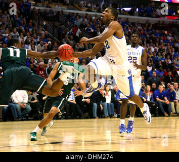 Chicago, Illinois, USA. 12 nov., 2013. Kentucky Wildcats guard Aaron Harrison (2) a été souillée par la Michigan State Spartans guard Keith Application (11) sur un lecteur dans la seconde moitié comme défait # 1 78-74 Kentucky le mardi 12 novembre 2013 à Chicago, IL. Photos de Mark Cornelison | Lexington Herald-Leader © Personnel/ZUMAPRESS.com/Alamy Live News Banque D'Images