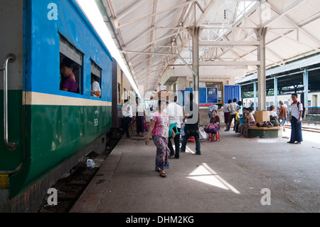 Les voyageurs sur le chemin de fer circulaire de Yangon qui relie le centre de Yangon avec sa grande région métropolitaine. Banque D'Images