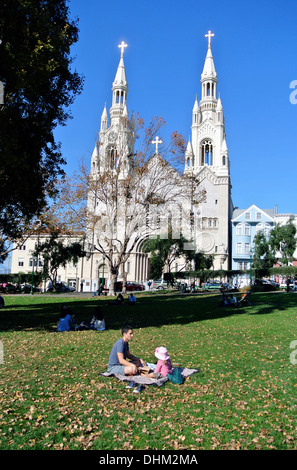 Vue panoramique de famille faire un pique-nique à Washington square San Francisco Banque D'Images