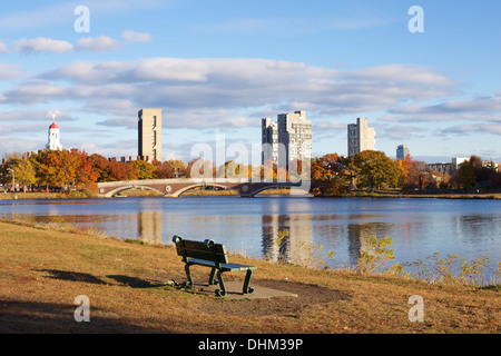 Vue sur la Charles River d'une belle journée d'automne près de campus de l'Université de Harvard à Cambridge, MA, USA en novembre 2013. Banque D'Images