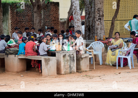 Les enfants du village de l'Inde rurale à l'école dans une classe de l'extérieur. L'Andhra Pradesh, Inde Banque D'Images