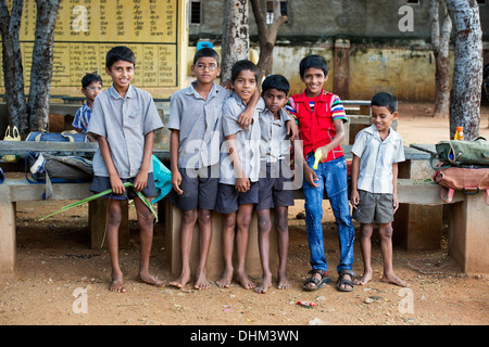 Garçons de l'école village situé dans une classe de l'extérieur. L'Andhra Pradesh, Inde Banque D'Images