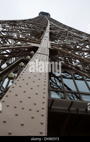 La structure de la Tour Eiffel à Paris, France la jambe, tourné vers le haut à partir de la base, portrait. Banque D'Images
