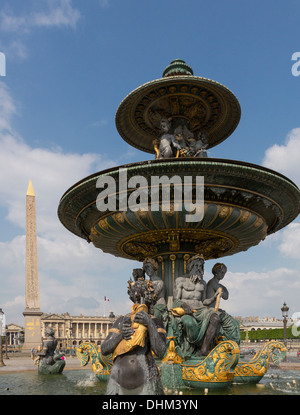 Fontaine de River de Commerce et de navigation avec l'obélisque sur les Champs Elysées à Paris, France. Banque D'Images