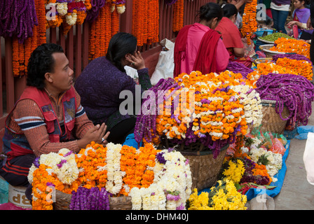 La vente de Garland à Katmandou. Banque D'Images