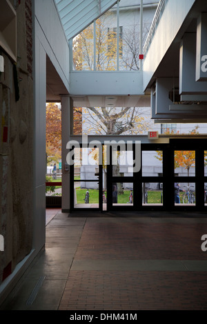 Vue de l'intérieur du Centre des sciences de l'Université Harvard vers le centre de l'Université Harvard Littauer campus à Cambridge, MA, USA. Banque D'Images