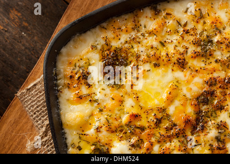 Trempette de fromage Fontina cuite au four avec du pain grillé Banque D'Images