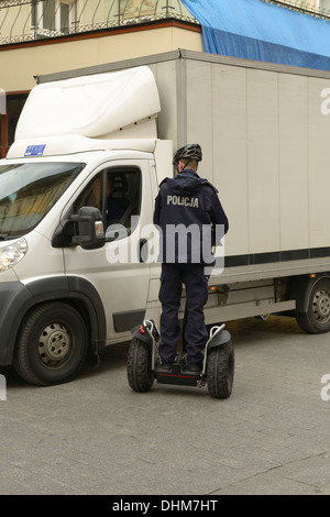 La police routière italienne deux-roues Segway Venise auto-équilibrage véhicule électrique alimenté par batterie inventé par Dean Kamen Banque D'Images