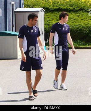 Sandro, Gareth Bale de Tottenham Hotspur joueurs et la gestion à la formation incite terre et village de Essex Essex, Angleterre - 30.04.12 Banque D'Images