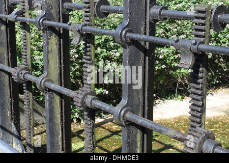 Vanne Rivière Stour pignon crémaillère et pignon de commande de la prévention des inondations Banque D'Images