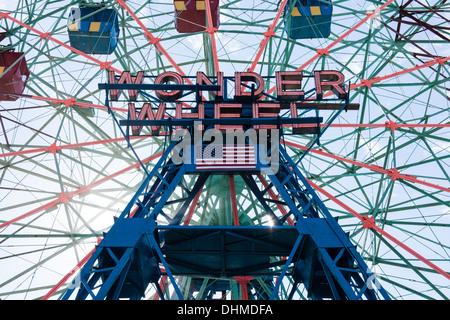 Wonder Wheel roue ride, Coney Island, Brooklyn, New York, États-Unis d'Amérique. Banque D'Images