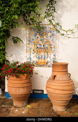 Pots en terre cuite et murale en Méditerranée simulé dans patio Eden Project Cornwall UK Banque D'Images