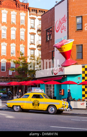 Vintage yellow taxi cab (1950) à l'extérieur de la Studebaker Caliente restaurant mexicain, Greenwich Village, New York City, États-Unis Banque D'Images