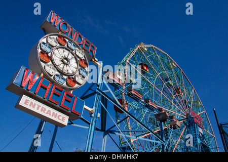 Wonder Wheel roue ride, Coney Island, Brooklyn, New York, États-Unis d'Amérique. Banque D'Images