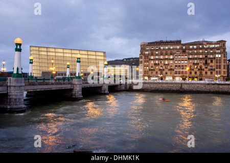 Le pont de Zurriola, rivière Urumea et Kursaal de blue hour,Donostia - San Sebastián, Pays Basque Banque D'Images