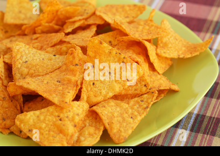 Tas de nachos sur plaque verte. Banque D'Images