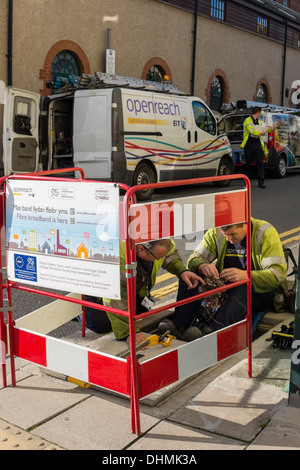 Les ingénieurs de l'installation BT Openreach téléphone haut débit fibre optique ultra-rapide, européenne et financé par le gouvernement gallois Galles Aberystwyth UK Banque D'Images