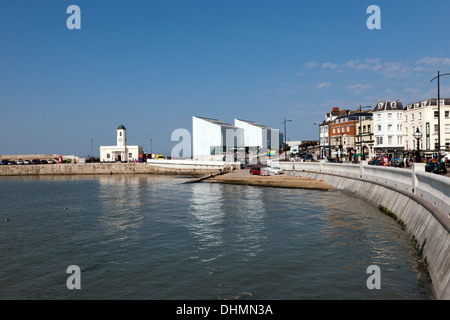 Vue de la chambre et le droit contemporain Turner, à la défense de la mer le long du nouveau mur le long de la parade, Margate. Banque D'Images