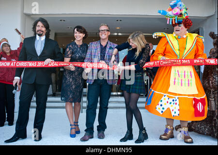 Londres, Royaume-Uni - 13 novembre 2013 : Lisa Faulkner, rejoint par Laurence Llewelyn-Bowen (L), Suzi Perry, Olly Smith et Bobby Crush (R) , coupe le ruban lors de la journée d'ouverture de l'Ideal Home Show de Noël 2013 à Earls Court Crédit : Piero Cruciatti/Alamy Live News Banque D'Images