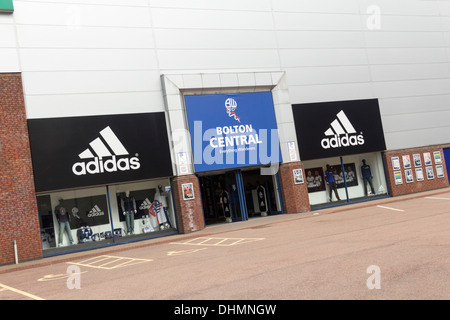 Bolton Central : le magasin et le bureau de vente des billets pour Bolton Wanderers Football Club à la Reebok (maintenant Macron) Stade, Horwich, Lancashire. Banque D'Images