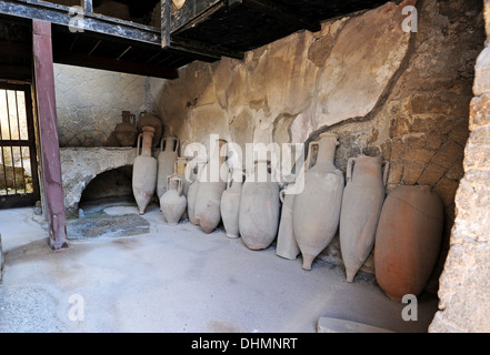 Pots de stockage pour le vin dans un magasin à côté de la Maison de Neptune à Herculanum Banque D'Images