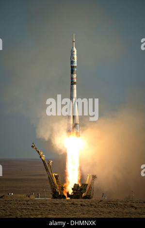 La fusée Soyouz TMA-11M lance une expédition avec commandant de Soyouz 38 Mikhail Tyurin de Roscosmos, mécanicien de Rick Mastracchio et ingénieur de vol de la NASA Koichi Wakata de l'Agence japonaise d'exploration aérospatiale à bord 7 novembre 2013 au cosmodrome de Baïkonour, au Kazakhstan. Tiourine, Mastracchio, et, Wakata passera les six mois à bord de la Station spatiale internationale. Banque D'Images