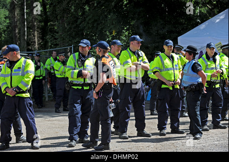 Grand nombre de policiers debout autour pendant des manifestations anti fracturation hydraulique à Balcombe Banque D'Images