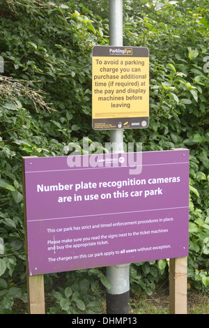 ParkingEye panneau indiquant le parking d'une reconnaissance automatique des plaques d'(APNR) système en usage dans l'avertissement, Cumbria Grasmere Banque D'Images