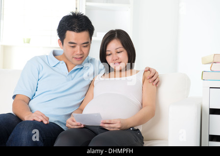 Chinese mère enceinte et son mari à la recherche de photo ultrascan hautes Banque D'Images