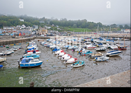 Bateaux amarrés à la Cobb - Lyme Regis port avec la marée out Banque D'Images