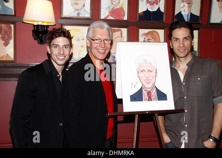 Nick Adams, Tony Sheldon et Swenson Sardi's Portrait Dévoilement tenue à Sardi's restaurant. La ville de New York, USA - 13.04.11 Banque D'Images