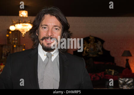 Londres, Royaume-Uni. 13 novembre 2013. Laurence Llewelyn-Bowen pose devant une chambre de Noël conçu par lui. Ideal Home Show à Noël 2013 s'ouvre à l'Earl's Court Exhibition Centre (13-17 novembre 2013). Photo : Nick Savage/Alamy Live News Banque D'Images