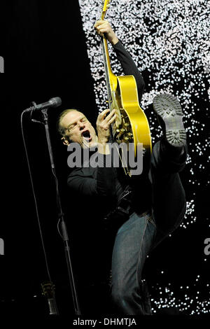 Bryan Adams joue sur la scène au Centre Air Canada. Toronto, Canada - 03.05.12 Banque D'Images