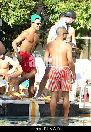 Aston Merrygold et JB, vrai nom Jonathan Gill de la JLS JLS garçons traîner dans la piscine de l'Encore, à Las Vegas, Nevada, pour la première étape de membre de la bande, Marvin Humes'. Las Vegas, Nevada - 03.05.12 Banque D'Images