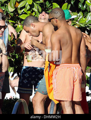 Marvin Humes est encouragé par bandmate JB, vrai nom Jonathan Gill, de JLS comme il boit des coups de la piscine à la encore, à Las Vegas, Nevada, pour la première étape de son bachelor party Las Vegas, Nevada - 03.05.12 Banque D'Images