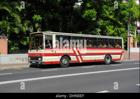 Funchal Madère. Les personnes qui se rendent au travail sur Volvo B10M bus unique Banque D'Images