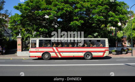 Funchal Madère. Les personnes qui se rendent au travail sur Volvo B10M bus unique Banque D'Images