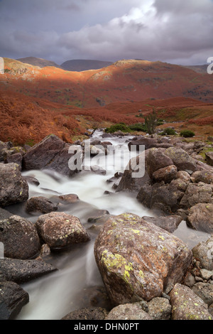 Rocky, parsemées de blocs de montagne dans la vallée de Easedale, Lake District, UK Banque D'Images