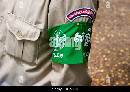 Un policier assure la sécurité tout en portant un brassard à un bureau de scrutin de Kampong Cham, au Cambodge. Banque D'Images