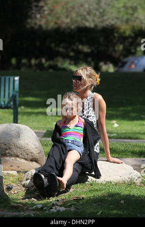 Hedi Klum et Leni Samuel Heidi Klum et ses enfants profitez d'une journée en famille à Coldwater Canyon Park Los Angeles, Californie - 06.05.12 Banque D'Images