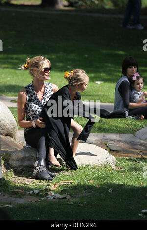 Hedi Klum et Leni Samuel Heidi Klum et ses enfants profitez d'une journée en famille à Coldwater Canyon Park Los Angeles, Californie - 06.05.12 Banque D'Images