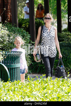 Hedi Klum et Leni Samuel Heidi Klum et ses enfants profitez d'une journée en famille à Coldwater Canyon Park Los Angeles, Californie - 06.05.12 Banque D'Images