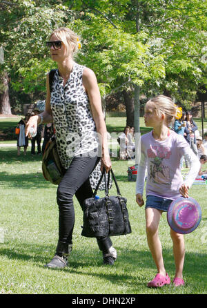 Hedi Klum et Leni Samuel Heidi Klum et ses enfants profitez d'une journée en famille à Coldwater Canyon Park Los Angeles, Californie - 06.05.12 Banque D'Images