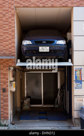 Une voiture garée dans une très petite alcôve dans une maison à Tokyo, au Japon. Banque D'Images