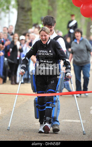 Claire Lomas, mari Dan ancien horse rider Claire Lomas termine le marathon de Londres après 16 jours au centre commercial. Claire a laissé paralysé de la poitrine jusqu'à la suite d'un accident de cheval en 2007. Londres, Angleterre - 08.05.12 Banque D'Images