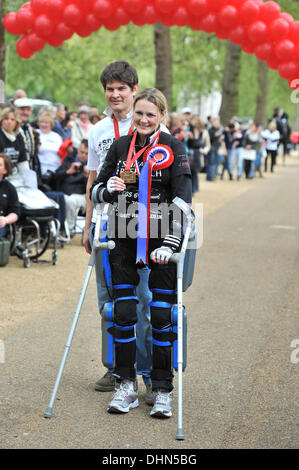 Claire Lomas, mari Dan ancien horse rider Claire Lomas termine le marathon de Londres après 16 jours au centre commercial. Claire a laissé paralysé de la poitrine jusqu'à la suite d'un accident de cheval en 2007. Londres, Angleterre - 08.05.12 Banque D'Images