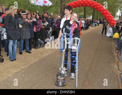 Claire Lomas, mari Dan ancien horse rider Claire Lomas termine le marathon de Londres après 16 jours au centre commercial. Claire a laissé paralysé de la poitrine jusqu'à la suite d'un accident de cheval en 2007. Londres, Angleterre - 08.05.12 Banque D'Images