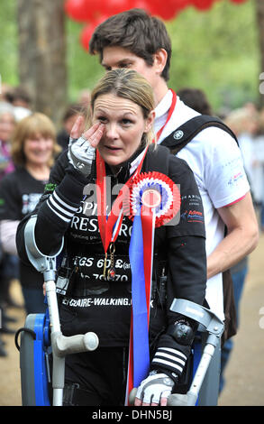 Claire Lomas et mari Dan ancien horse rider Claire Lomas termine le marathon de Londres après 16 jours au centre commercial. Claire a laissé paralysé de la poitrine jusqu'à la suite d'un accident de cheval en 2007. Londres, Angleterre - 08.05.12 Banque D'Images