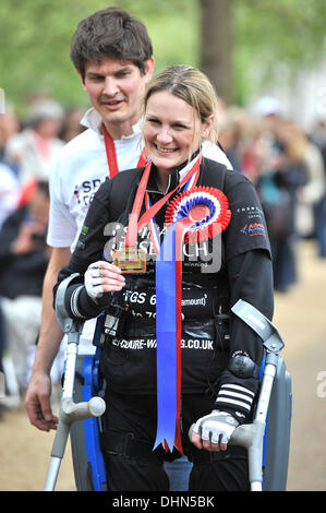 Claire Lomas, mari Dan ancien horse rider Claire Lomas termine le marathon de Londres après 16 jours au centre commercial. Claire a laissé paralysé de la poitrine jusqu'à la suite d'un accident de cheval en 2007. Londres, Angleterre - 08.05.12 Banque D'Images