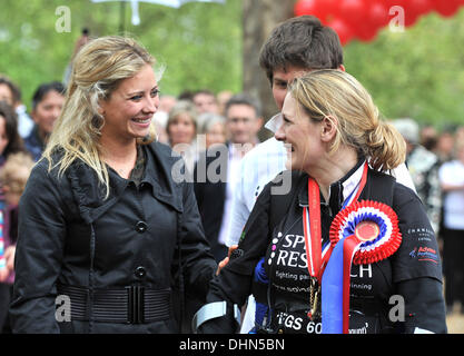 Claire Lomas, Holly Branson ex horse rider Claire Lomas termine le marathon de Londres après 16 jours au centre commercial. Claire a laissé paralysé de la poitrine jusqu'à la suite d'un accident de cheval en 2007. Londres, Angleterre - 08.05.12 Banque D'Images